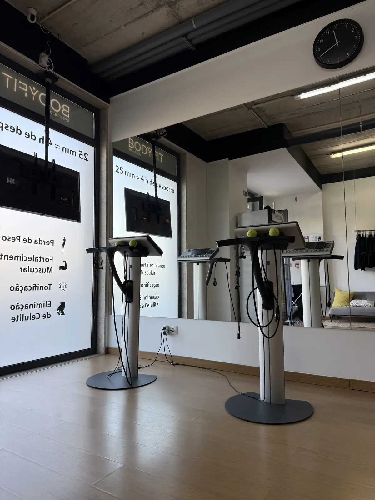 Sala de treino EMS com aparelhos MIHA BODYTEC